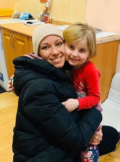 乌克兰一男子嫌照顾女儿太麻烦,圣诞节将她丢到垃圾堆