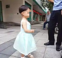 网友在吉安街头拍下这个2岁小女孩,独自一人在街上晃荡....