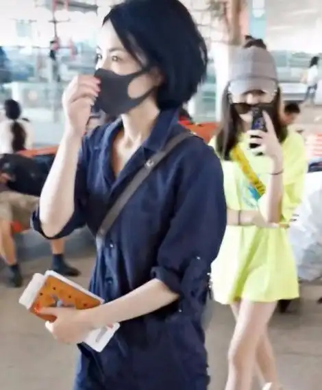 李嫣和闺蜜聚餐换回黑发色很青春