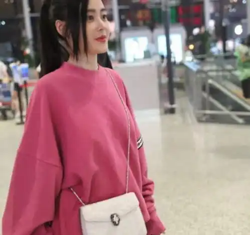 张天爱妥妥东北气质女孩,机场照真实颜值素颜比身材好