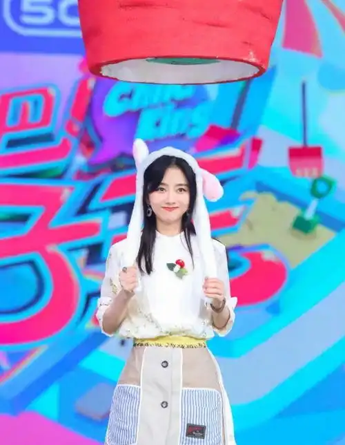 再也不说谭松韵腿粗了,当她穿上黑色三分裤,漫画腿太吸睛