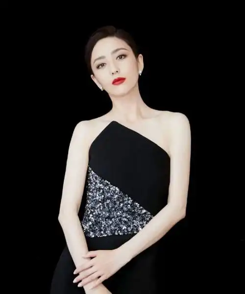 佟丽娅这身粉色豆沙裙真好看,洋气又少女,短发气质真的好绝