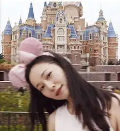 迪士尼成女星晒照朝圣地这么多人打卡只有倪妮素颜完胜
