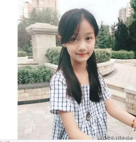 赵薇女儿近照,从12岁就成小明星,长大了不愁没有电影拍摄