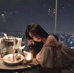 林更新绯闻网红女友晒美照生活滋润秀美腿