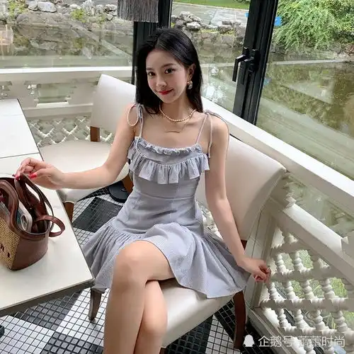 法式纯欲风收腰荷叶边吊带连衣裙显瘦蓝灰条纹吊带裙
