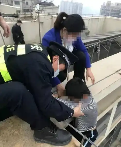 38秒丨惊险一名12岁男孩跟家人发生矛盾爬到34楼楼顶欲跳楼