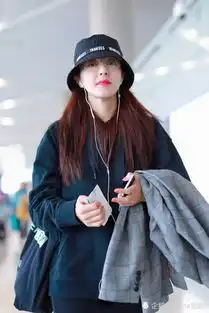 43岁曾黎走机场真有料,戴268渔夫帽秀少女颜,23岁麻杆腿看服了