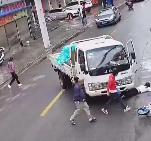发生在贵州,女子骑车不看路撞上货车,鬼门关下走了一遭