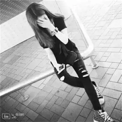 用笑掩饰伤的女人,头像霸气超拽女生简短