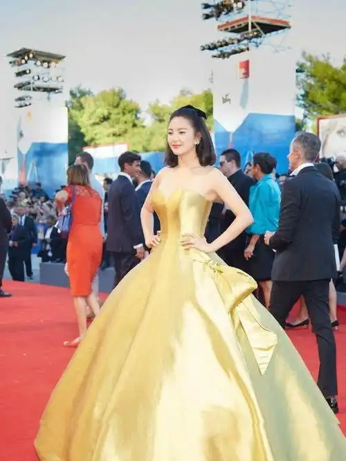 张雨绮赴红毯不但复制bella公主连pose都cos刘雯