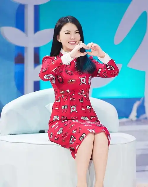 李湘与张柏芝,同穿红色印花连衣裙,差别有点大