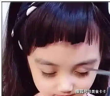 妈妈给小棉袄剪刘海,一剪下去原谅我笑出声,还好颜值扛得住