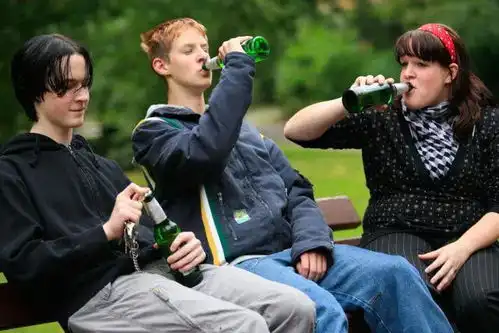 英国铁路将重归国有化英国女孩喝酒吸烟的比例高于男孩,少年酗酒率世界第一