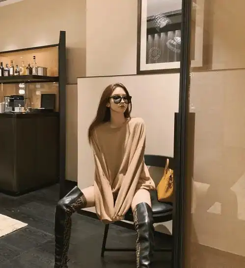 张大奕穿遮肚卫衣,搭配壕包似女总裁,真不愧是千万流量网红