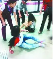 武汉4名女子地铁互殴抢座盘点种种地铁奇葩组图
