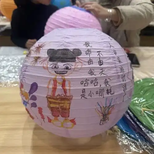 大手小手同做一盏灯,节日氛围感拉满