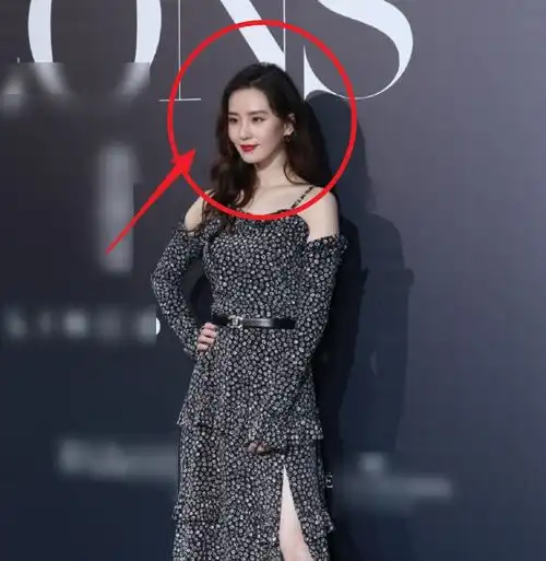 85花集体走芭莎红毯,躲过了红毯女王baby,却被33岁的赵丽颖惊艳了