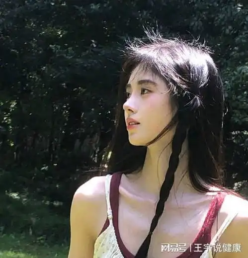 鞠婧祎穿碎花裙扎单侧麻花辫肤白貌美又纯又欲美爆了