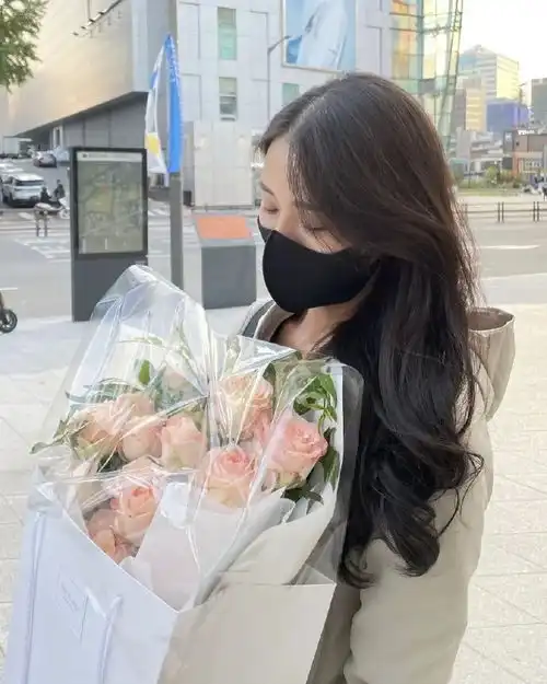 mata更新ins动态,晒出与女友合照