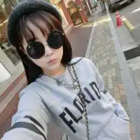 头像女生戴帽子和墨镜动