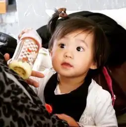 咘咘饿了想喝奶看到奶瓶大眼睛都发光了