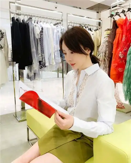 陈数女人四十岁以后,最应该有这件衬衫,气质优雅又高级