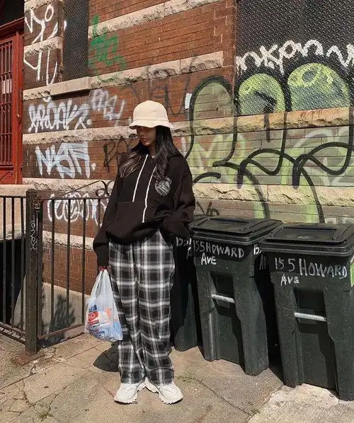 黑白格纹款式的裤子,显得很有文艺感,搭配黑色的卫衣,一个字就是潮