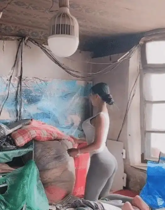 女子为当网红博眼球,跪在土炕煤炉子旁,网友当我们是傻子吗