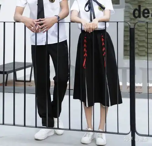 高中生穿学校要求的比较运动风的礼仪校服,应该搭配什么鞋子好