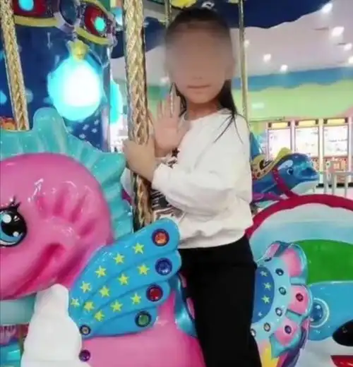 辽宁6岁女童被亲妈虐待,钢钉扎腿开水浇头,1句话让人心碎