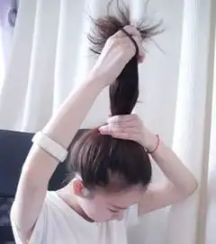 韩国无刘海丸子头的梳发韩国无刘海蓬松丸子头扎法图解