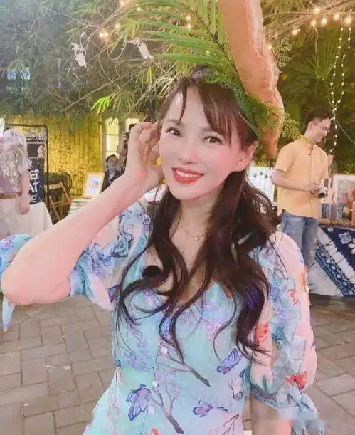 有种不解叫伊能静,51岁将老公熬成爸,看她穿制服时就是少女