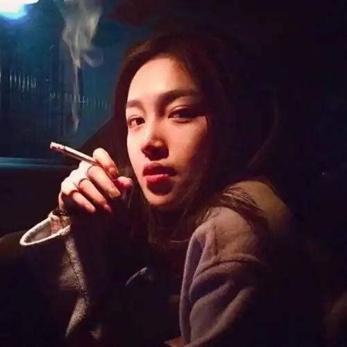女生头像带花真人抽烟