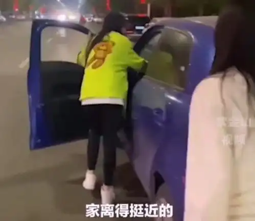 奇葩河南三女子聚餐时,每人都喝了酒无法开车,便选择推车回家