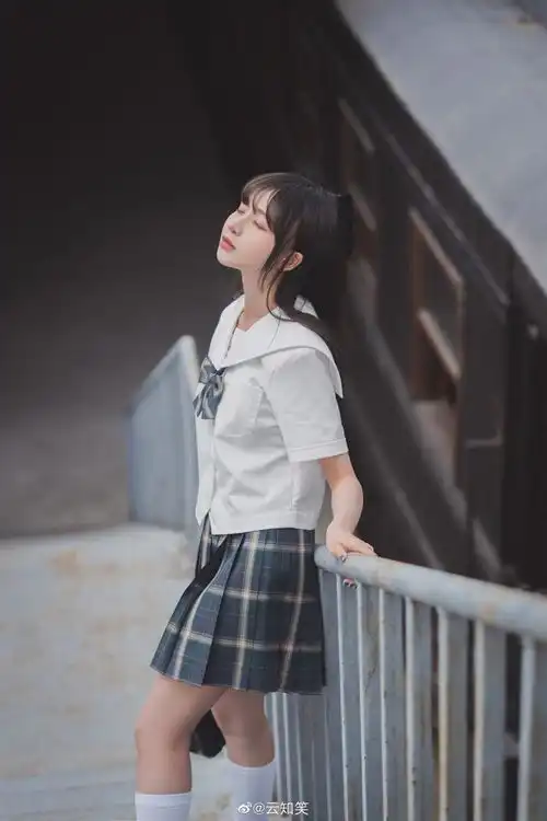 美女jk复古火车旅行艺术写真