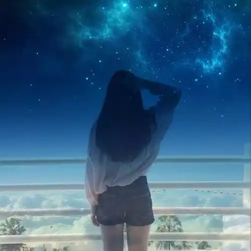 拥抱蓝天的女头像背影