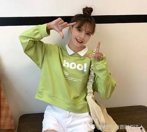 女生别总穿黑白款卫衣了,学学00后这样穿,时髦爆了显瘦还减龄
