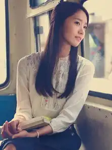 林允儿爱情雨握着手笑的一张图片允儿短黑发上身红色卫衣,下身黄色短裙的图片