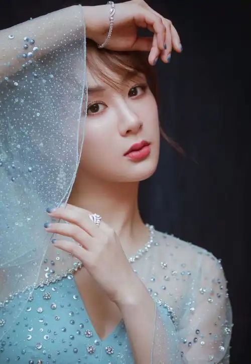 锦觅仙子霸气归来,杨紫穿一袭水钻蓝衣仙女裙,精致编发温婉可人