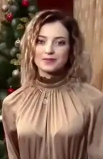 克里米亚美女检察长新造型发表新年贺词