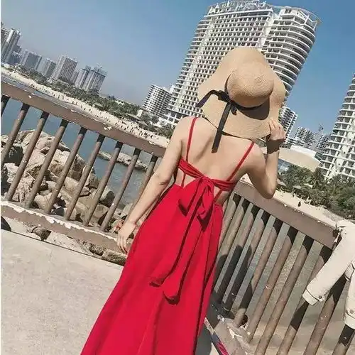 一转身的性感诱惑,露背连衣裙让你做一个最美的背影杀手