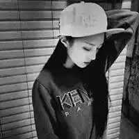 黑白色头像女生背影抽烟