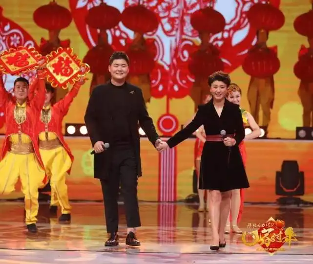 相差10岁夫妻,她比老公还红,力捧儿子却不红,47岁像27岁