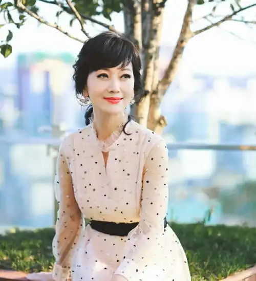 女人过了40岁,头发不要剪太短,今年流行这3种齐肩卷,时髦减龄