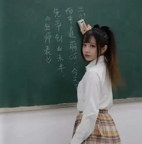 美女老师穿制服上课引争议,学生听课目不转睛,家长却忙喊停