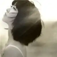 qq头像女生黑白色侧面锁