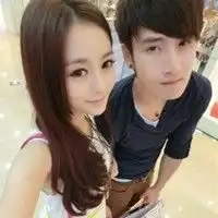 男生向前伸手挽留图片