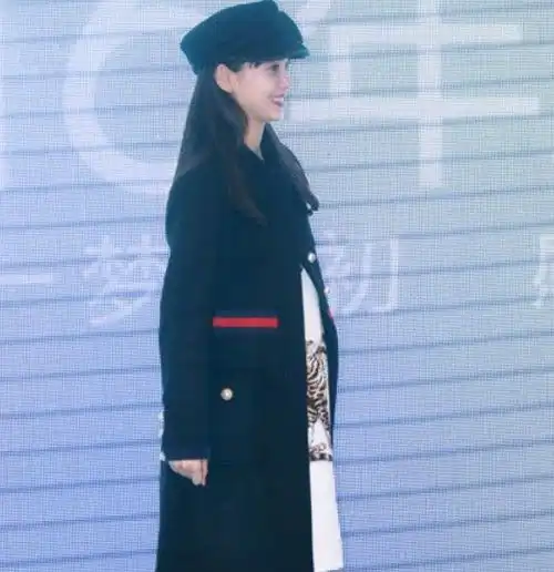 巴黎时装周,杨颖白色长裙尽显贵妇风范,生子一年身材还宛如少女