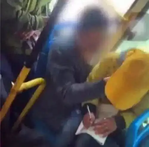 高铁上亲生父亲亲摸女儿事件未平,公车上的猥亵又起父母爱的方式不对,就是在给坏人铺路